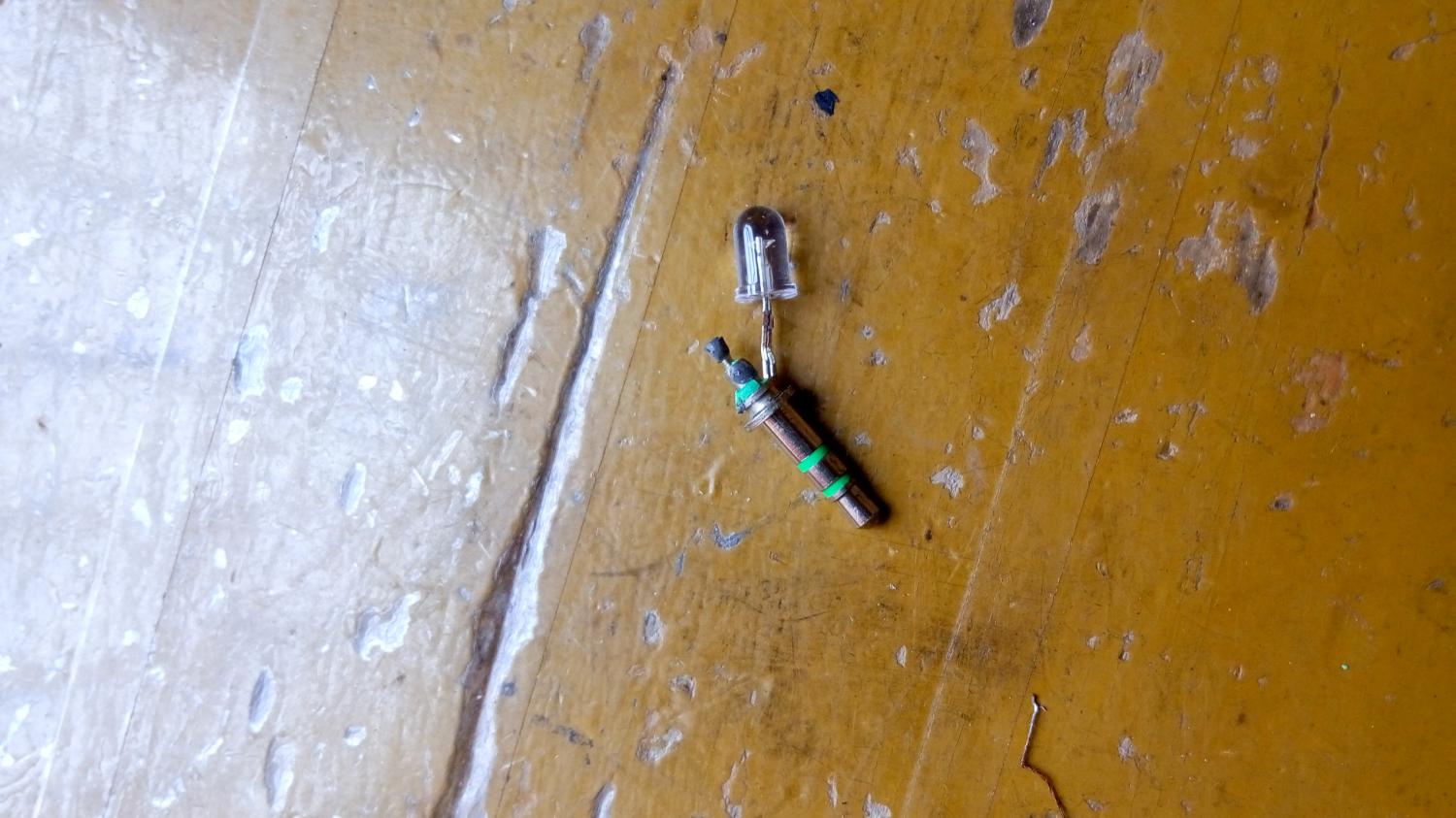 需要用到工具: 红外发射二极管(可以在旧的遥控器上拆下来) 一个3.5mm耳机插头(可以用坏的二级拆一个下来) 焊接工具: 电烙铁和焊锡(电烙铁2元店有功率低的。焊锡看看五金店) (本人用的是魅蓝note2/用的软件:遥控大师。经测试我的手机只能用这个软件。家里的海尔统帅和奥克斯空调可以用。康佳电视也可以。其他手机和软件自己测试) 【已测支持机型列表】 iPhone系列 目前支持iPhone4、iPhone4S、iPhone5、iPhone5C、iPhone5s、iPhone5SE.