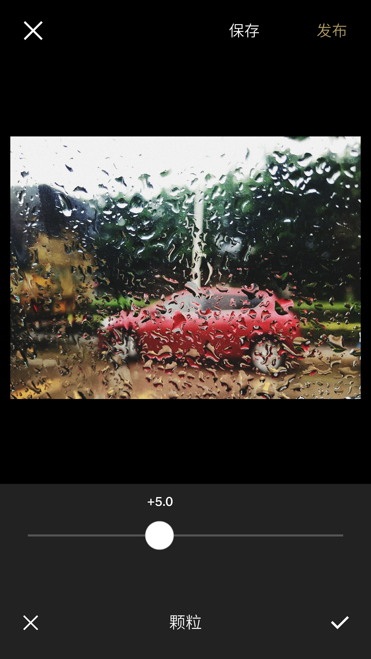 下雨天,坐车的时候不妨挑个靠窗的位置拍拍水滴试试看吧.